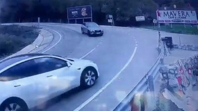 Bursa’da Uludağ yolunda virajları yolun kaygan olması sebebiyle alamayan otomobillerin