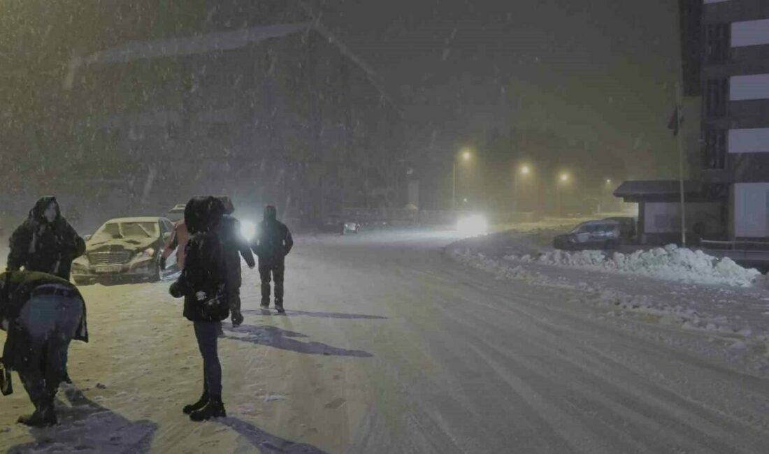 Uludağ’da yoğun kar var…Ekipler yolların kapanmaması için aralıksız çalışıyor Kış turizminin gözde merkezlerinden Uludağ, akşam saatlerinde etkisini artıran yoğun
