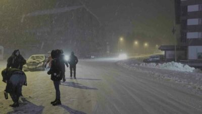 Kış turizminin gözde merkezlerinden Uludağ, akşam saatlerinde etkisini artıran yoğun