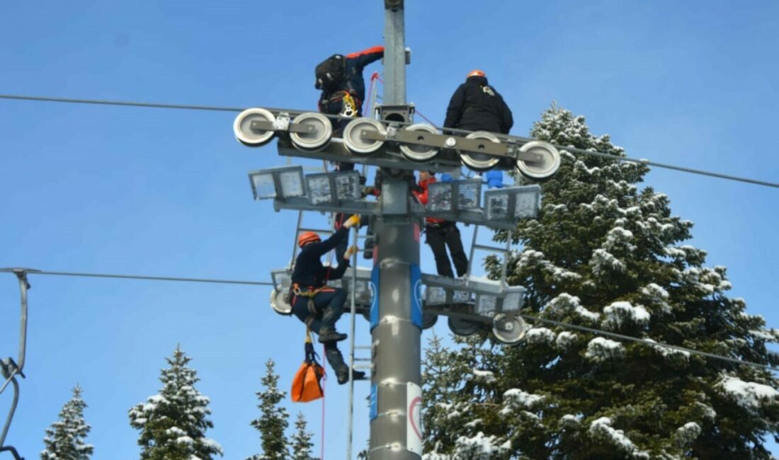 Uludağ’daki tatbikat gerçeği aratmadı Kış turizminin gözde merkezlerinden Uludağ’de sezon hazırlıkları sürüyor. Uludağ’ın zorlu