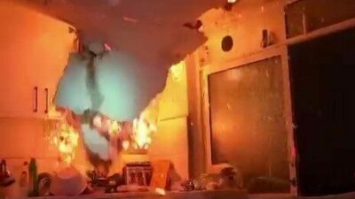 Bursa’nın Osmangazi ilçesinde çıkan yangında, çöken tavanı son anda fark