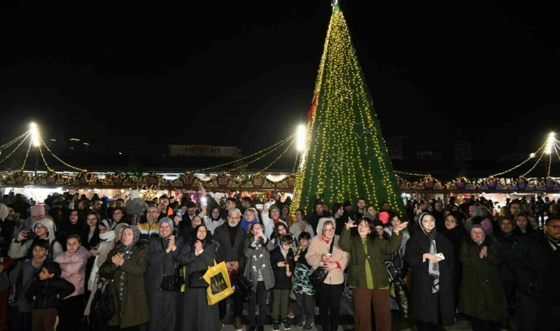 Yeni Yıl Festivali akşam saatlerine renk kattı Osmangazi Meydanı, akşam saatlerinde hayata geçirilen etkinliklerle yeni yıl atmosferini