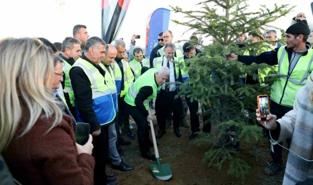 Yeniden yeşil Bursa için 15 bin nefes Bursa’nın yeniden ‘Yeşil’ kimliğine kavuşması için çalışmalarını sürdüren Büyükşehir Belediyesi,