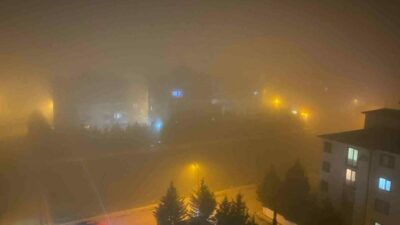 Bursa’nın Yenişehir ilçesinde akşam saatlerinde etkili olan yoğun sisten dolayı