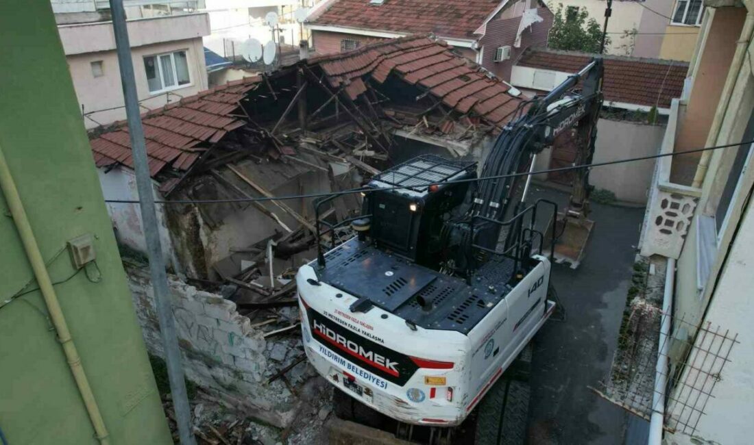 Yıldırım Belediyesi kullanım ömrünü tamamlayan, kent estetiği bakımından olumsuz görüntü