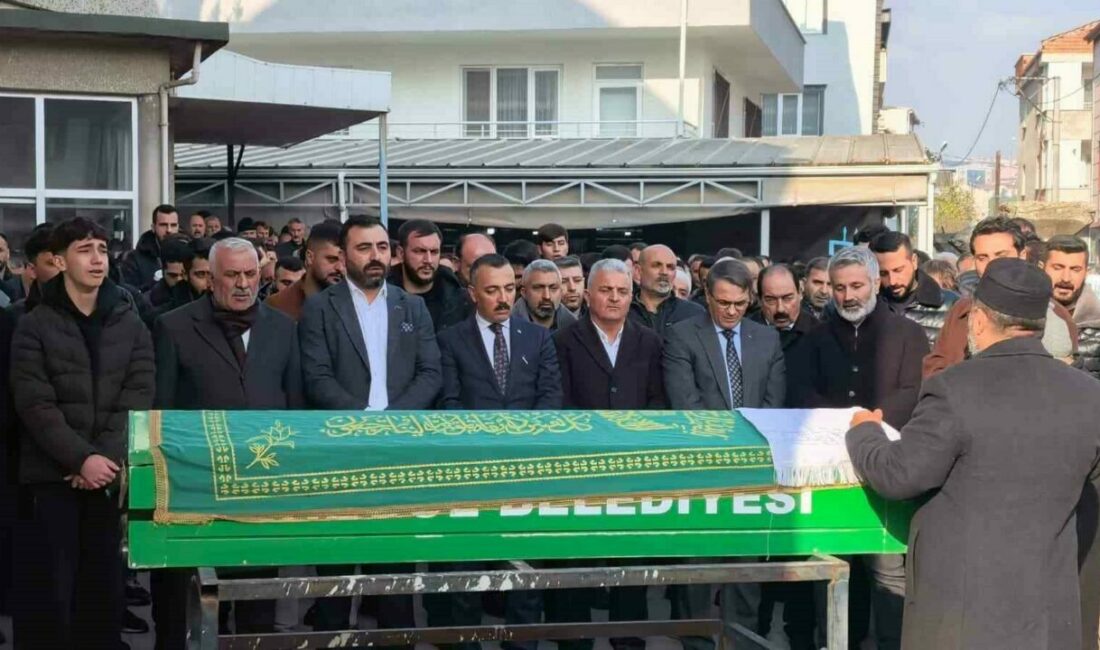 Zincirleme kazada hayatını kaybeden kişi, son yolculuğuna uğurlandı Bursa’da meydana gelen zincirleme kazada ağır yaralanarak kaldırıldığı hastanede hayatını