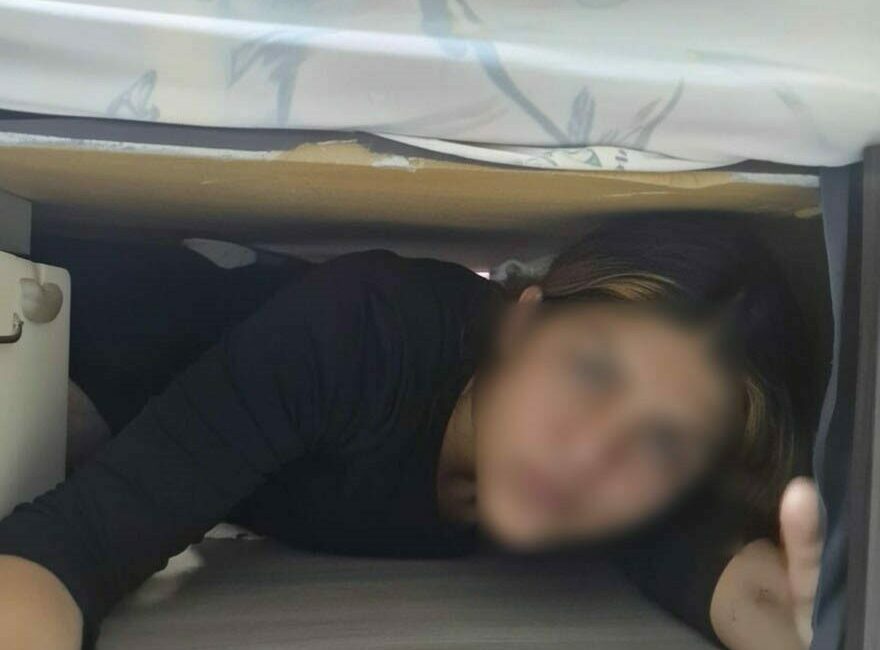 107 suç kaydı olan kadın hırsız, polis baskınında baza altında yakalandı Bursa’da farklı adreslere girerek hırsızlık yapan ve 107 suç kaydı