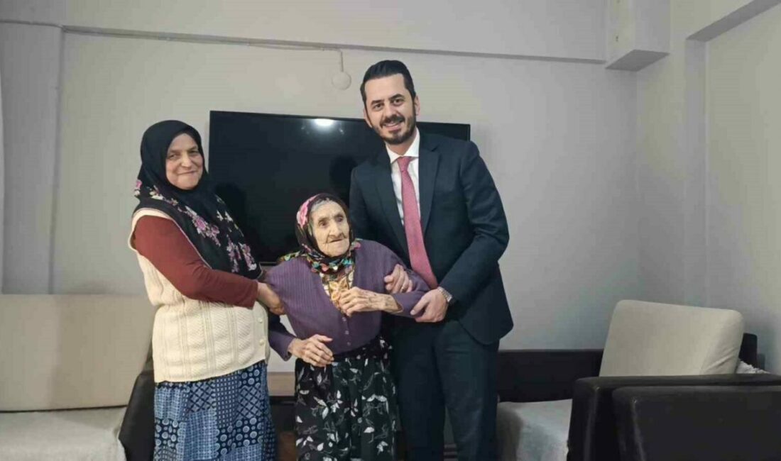 Bursa’da 121 yaşındaki Saadet Al’ı ziyaret eden AK Parti Osmangazi
