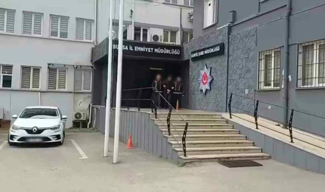 72 saatlik kamera incelendi, aranan şahıslara baskın yapıldı : 3 kişi yakalandı Bursa Emniyet Müdürlüğü Asayiş Şube Müdürlüğü ekiplerince, aranan şahısların yakalanmasına