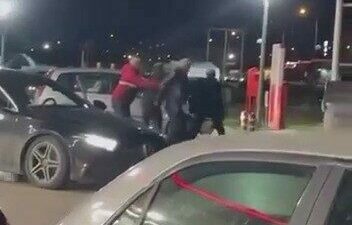 Bursa’nın Nilüfer ilçesinde 2 kişi arasında çıkan tartışma kavgaya döndü.