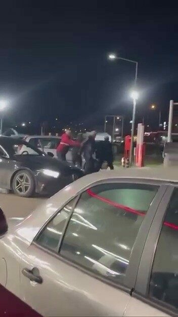 Akaryakıt istasyonunu boks ringine çevirdiler Bursa’nın Nilüfer ilçesinde 2 kişi arasında çıkan tartışma kavgaya döndü.