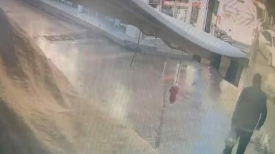 Bursa’da alışveriş yaptıktan sonra yolun karşısına geçmek isteyen yaşlı adam,