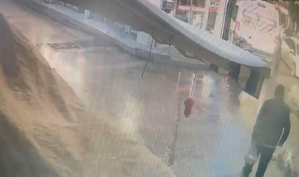 Alışveriş yaptıktan sonra otomobilin altında kaldı Bursa’da alışveriş yaptıktan sonra yolun karşısına geçmek isteyen yaşlı adam,