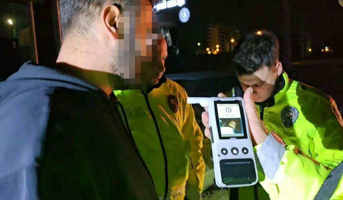 Alkollü sürücü kaza yaptı, yaralanan eşini suçladı: “Eşimle kavga ettik, direksiyonu kırdı” Bursa’nın Nilüfer ilçesinde kontrolden çıkan otomobil bariyerlere çarptı. Kazada 2.07