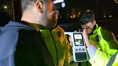 Bursa’nın Nilüfer ilçesinde kontrolden çıkan otomobil bariyerlere çarptı. Kazada 2.07