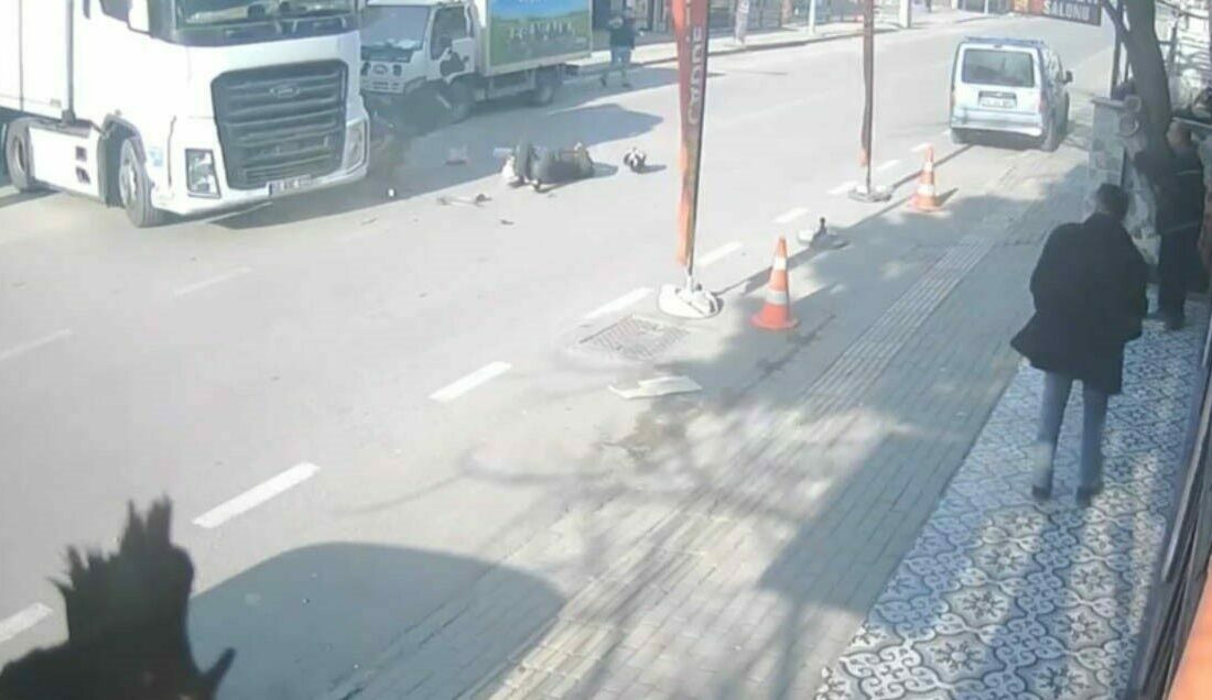Anayola çıkan tıra, motokurye böyle çarptı Bursa’da anayolda seyir halindeki motokurye, ara yoldan çıkan tıra çarpıp