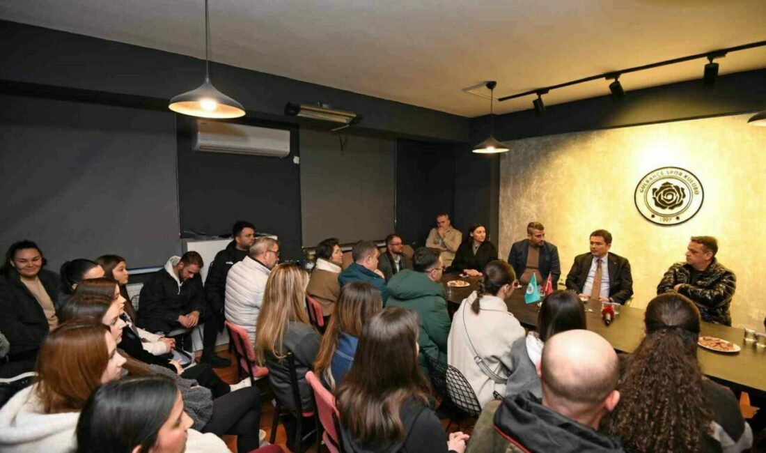 Başkan Aydın’dan gençlere destek Osmangazi Belediye Başkanı Erkan Aydın, halk dansları aracılığıyla köklü gelenekleri