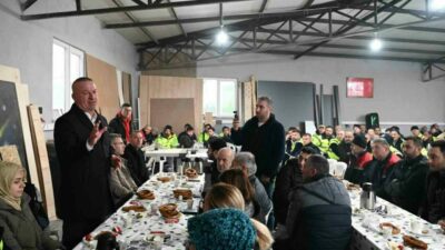 Karacabey Belediye Başkanı Fatih Karabatı, ilçenin dört bir yanında fedakârca