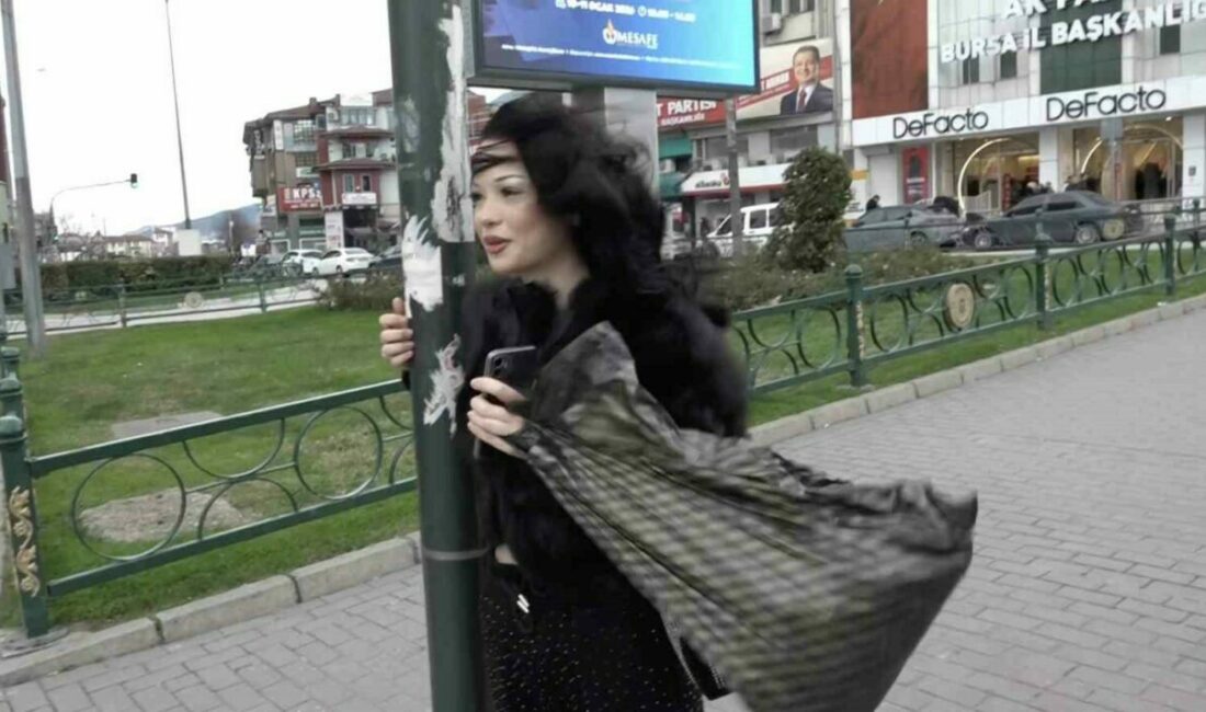 Bebek arabası lodosla birlikte sürüklenerek devrildi Bursa’da etkili olan şiddetli lodos, sokakta yürüyen vatandaşlara zor anlar