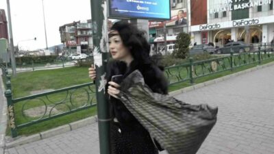 Bursa’da etkili olan şiddetli lodos, sokakta yürüyen vatandaşlara zor anlar