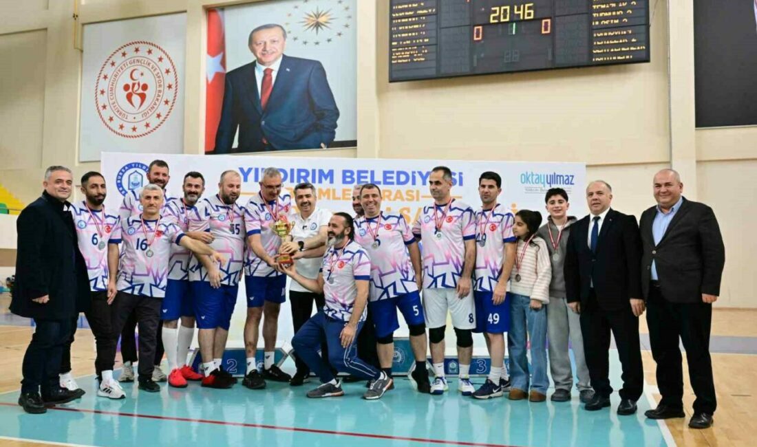 Bu turnuvanın kazananı dostluk oldu Yıldırım Belediyesi çalışanları arasında düzenlenen geleneksel birimler arası voleybol turnuvası