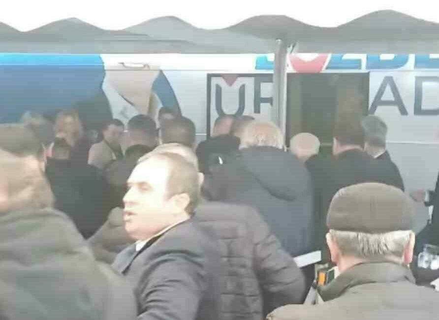 Bursa Büyükşehir Belediye Başkanı Mustafa Bozbey’e saldırı girişimi Bursa Büyükşehir Belediye Başkanı Mustafa Bozbey’e yumruklu saldırı girişimi, polis