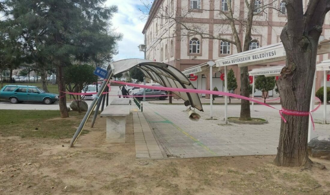 Bursa’da etkili olan şiddetli rüzgâr nedeniyle birçok olumsuz olay meydana