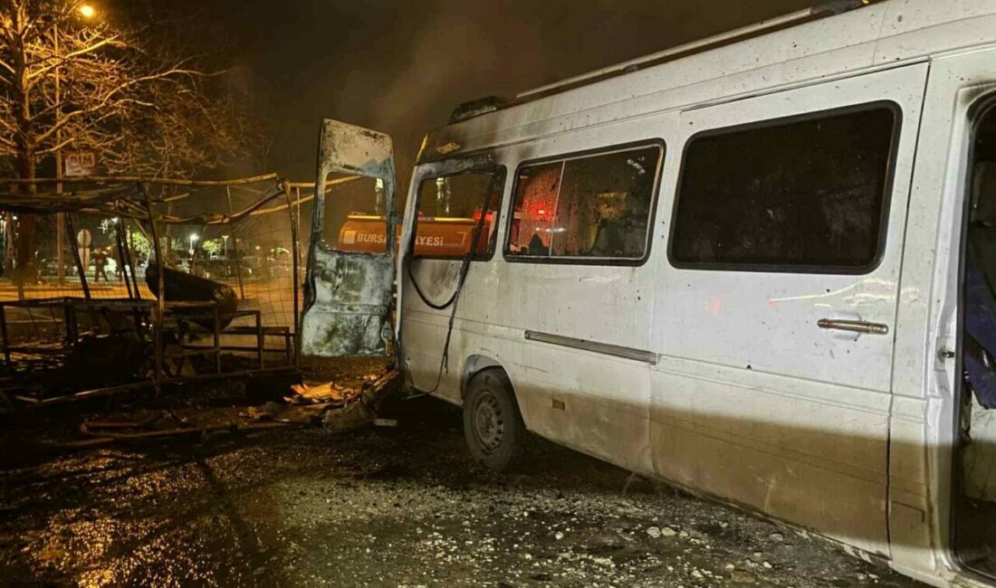 Bursa’nın Osmangazi ilçesinde bir barakada çıkan yangın, yanında bulunan minibüse