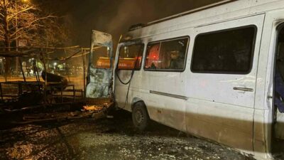 Bursa’nın Osmangazi ilçesinde bir barakada çıkan yangın, yanında bulunan minibüse