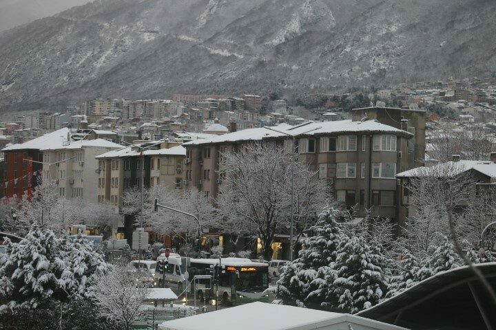 Bursa’da sabah saatlerinde etkili olan kar yağışı kenti beyaza bürüdü.
