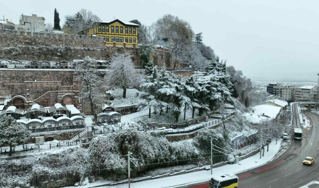 Bursa yeni yılın ilk gününe karla uyandı. Her yer bembeyaz