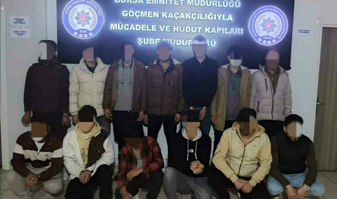 Bursa’da 13 düzensiz göçmen ve 4 organizatör yakalandı Burs’nın Osmangazi ilçesinde iki ayrı adrese eş zamanlı düzenlenen operasyonda