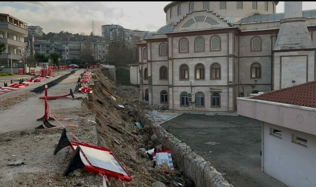 Bursa’da 2 aylık çile…Çöken duvar yolu da camiyi de kapattı Bursa’nın Nilüfer ilçesine bağlı Kültür Mahallesi’nde Aralık ayında bir caminin