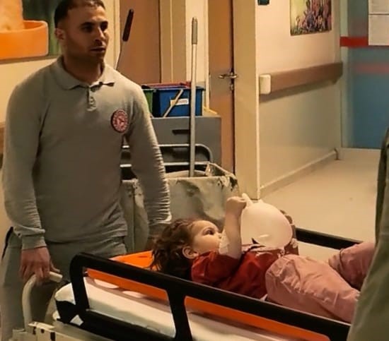 Bursa’nın İnegöl ilçesinde apartmanın 2’nci katındaki pencereden düşen 2 yaşındaki