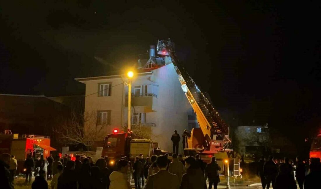 Bursa’da 3 katlı binanın çatısında yangın Bursa’nın İnegöl ilçesinde 3 katlı binanın çatısında çıkan yangın itfaiye