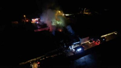 Bursa’nın merkez Yıldırım ilçesinde bir ahşap palet fabrikasında çıkan yangın,