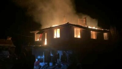 Bursa’nın Orhaneli ilçesinde bir köy evinde çıkan yangında alevler büyüdükçe
