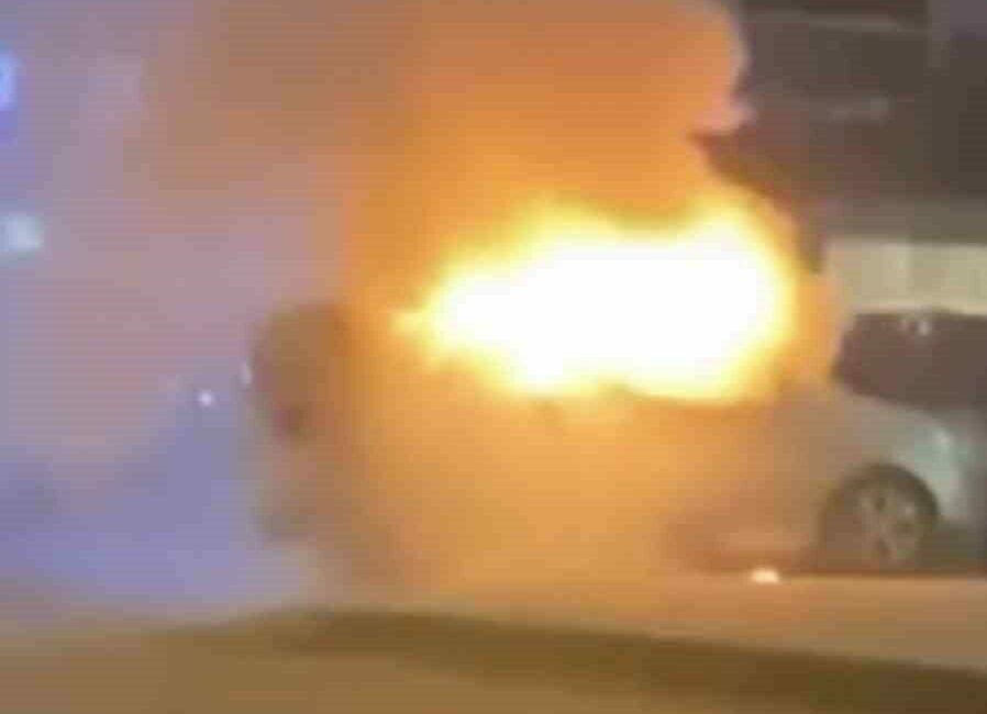 Bursa’da araç alev aldı, esnaf yangın tüpleriyle koştu Bursa’nın Osmangazi ilçesine bağlı Soğanlı Mahallesi’nde akşam saatlerinde park halindeki