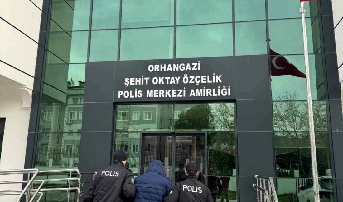 Bursa’da aranan şahıslara yönelik darbe vuruldu…7 hükümlü cezaevine gönderildi Bursa’nın Orhangazi ilçesinde aranan şahıslara yönelik polis ekiplerince düzenlenen operasyonlarda,