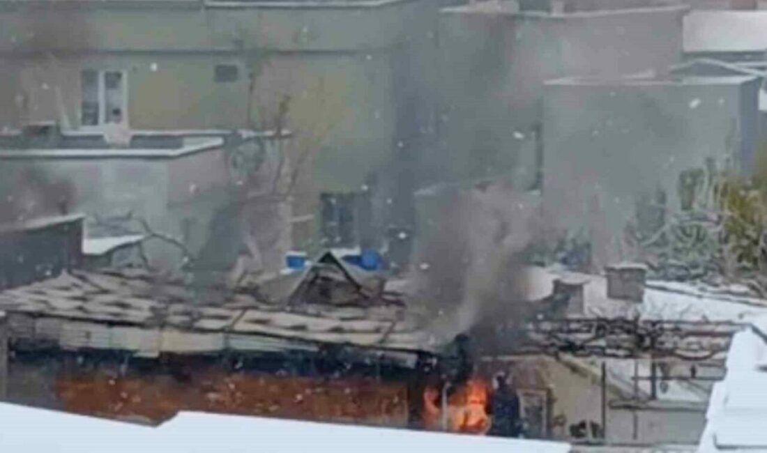 Bursa’da çatı katı yangını korkuttu Bursa’nın Yıldırım ilçesi Yeşilyayla Mahallesi’nde bir evin çatı katında çıkan