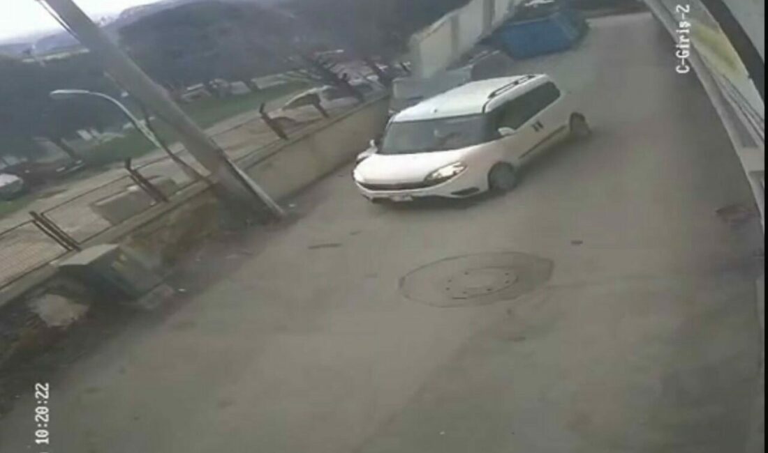 Bursa’da çatı ve prefabrik evler böyle uçtu, ağaçlar kırıldı Bursa’da şiddetli fırtına çatıları uçurdu, ağaçları devirdi, sabit haldeki prefabrik