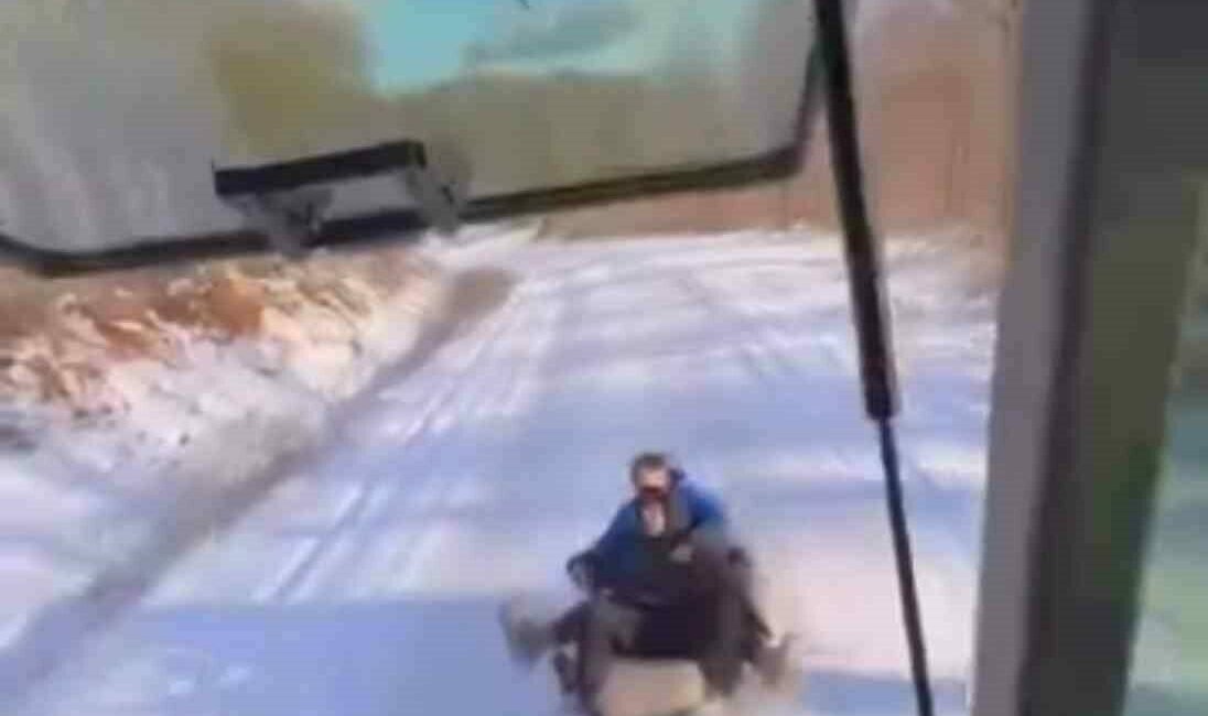 Bursa’da çocuklar traktöre bağlanan lastiklerle karın keyfini çıkardı Bursa’da etkili olan kar yağışını fırsata çeviren çocuklar, traktörün arkasına