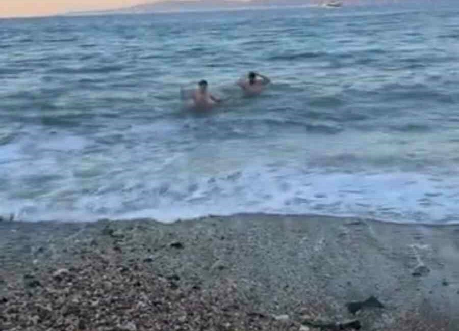 Bursa’da dondurucu soğukta deniz keyfi Bursa’da kar yağışıyla birlikte hava sıcaklığının sıfırın altına düştüğü kentte,