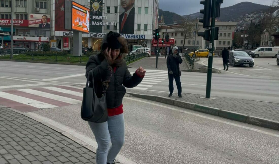 Bursa’da fırtına uçurdu…Yolda yürümekte güçlük çektiler Bursa’da saatteki hızı 75 kilometreye ulaşan fırtına hayatı felç etti.