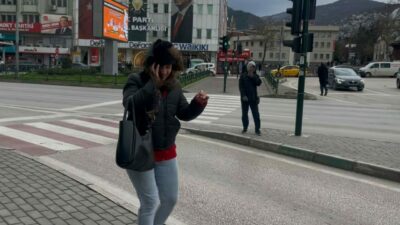 Bursa’da saatteki hızı 75 kilometreye ulaşan fırtına hayatı felç etti.