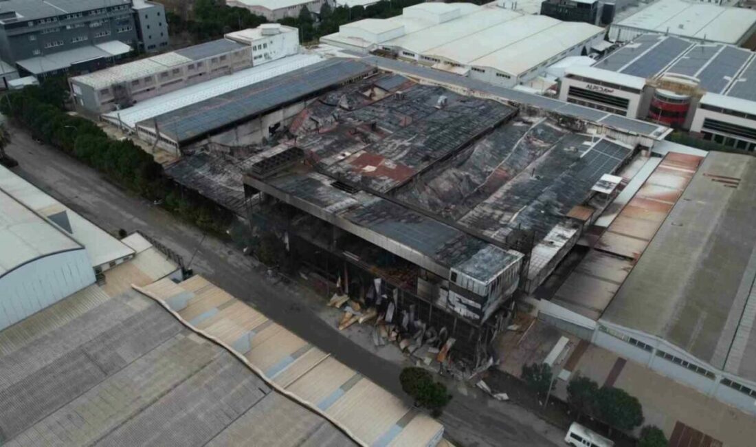 Bursa’da gece alevlere teslim olan fabrika sabahın ilk ışıklarıyla havadan görüntülendi Bursa’da gece saatlerinde alevler teslim olan kimyasal kaplama fabrikası sabahın