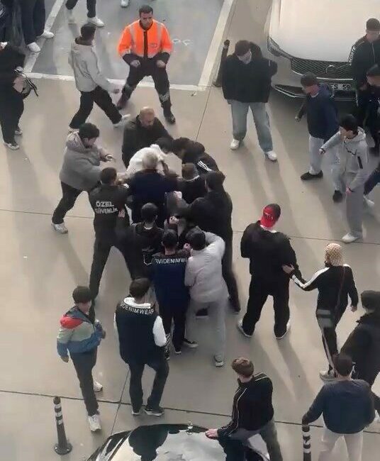 Bursa’da Korupark alışveriş merkezinin otoparkında birbirine giren gençler, herkese korku