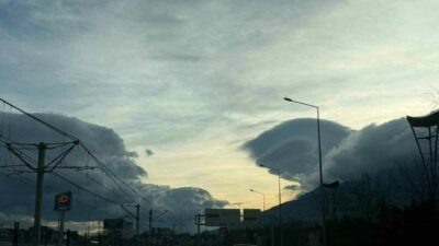 Bursa’nın gökyüzünü kaplayan sıra dışı bulutlar, görsel şölen oluşturdu. Bursa’da