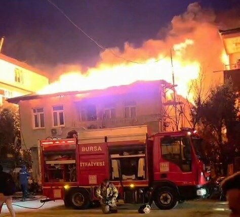 Bursa’da iki katlı evin çatısı alevlere teslim oldu Bursa’nın İznik ilçesinde iki katlı bir evin çatı kısmında çıkan