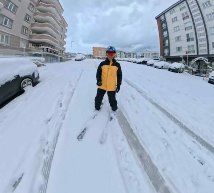 Bursa’da dün etkili olan kar yağışı sonrası bir vatandaş işe